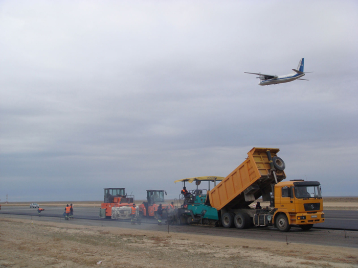 AKTAU HAVALİMANI PİST VE APRON ASFALT KAPLAMA YAPIMI İŞLERİ